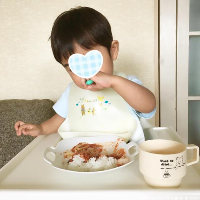 【離乳食・幼児食】1歳からOK！レンジで簡単鯖缶トマトカレーを食べる幼児