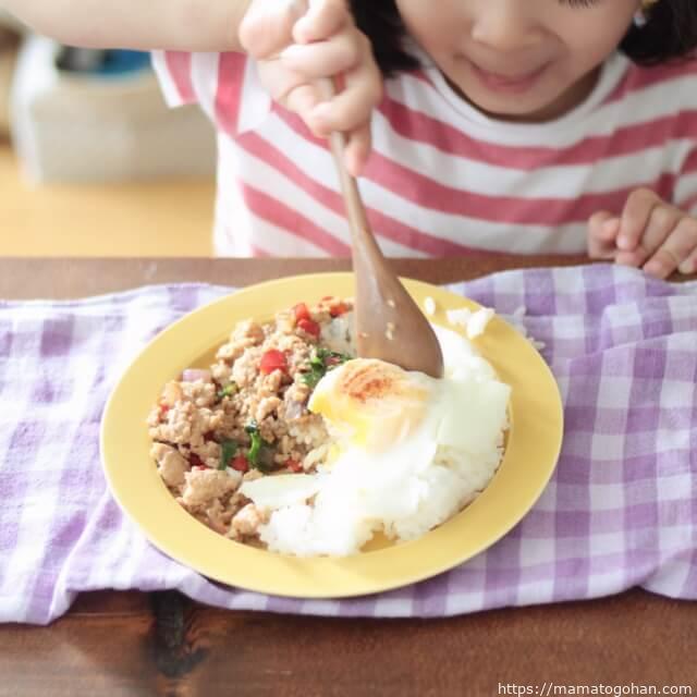 【幼児食】ナンプラーなし！子供に人気のガパオライス風を食べる子供